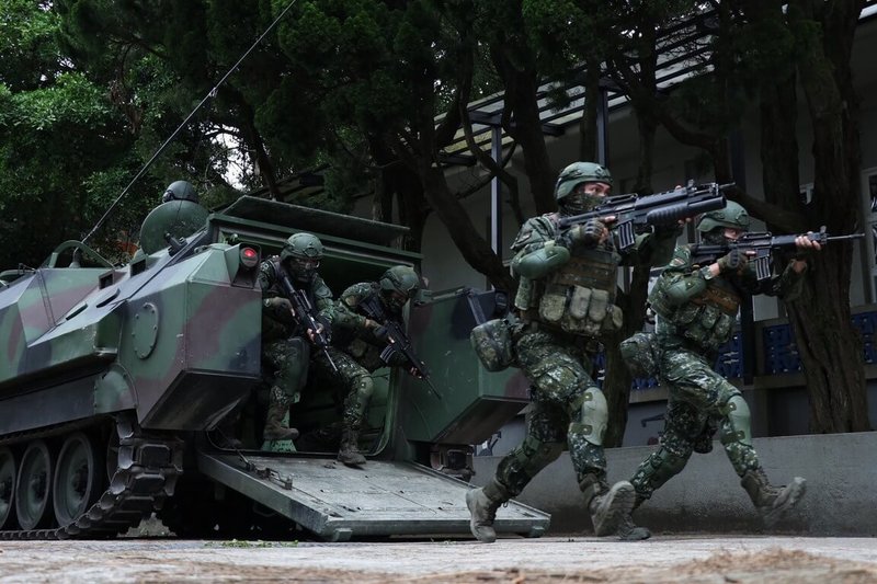 馬祖防衛指揮部17日配合國軍「漢光41號」演習,由南竿守備大隊實施核心戰鬥操演。圖為官兵迅速下車展開戰鬥隊形,展現戰場應變與續戰能力。(馬祖防衛指揮部提供)中央社記者潘欣彤傳真 114年7月17日