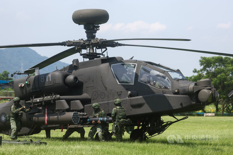 「漢光41號演習」持續進行,陸軍航空601旅17日在新北市樹林區執行陸航直昇機油彈再整補作業,出動AH-64E阿帕契攻擊直升機在空曠處降落,地面部隊實施掛彈操演。中央社記者王騰毅攝 114年7月17日