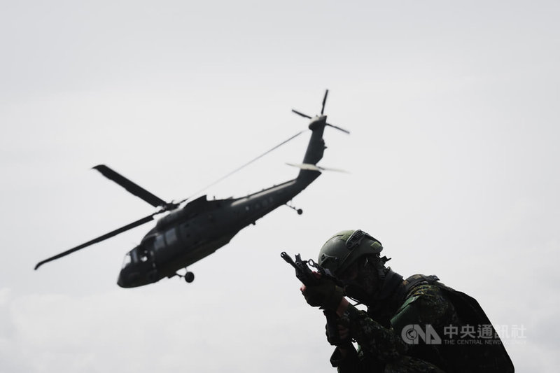 UH-60M黑鷹直升機實施熱加油及掛彈演練,官兵則持槍在旁警戒。中央社記者游凱翔攝 114年7月17日