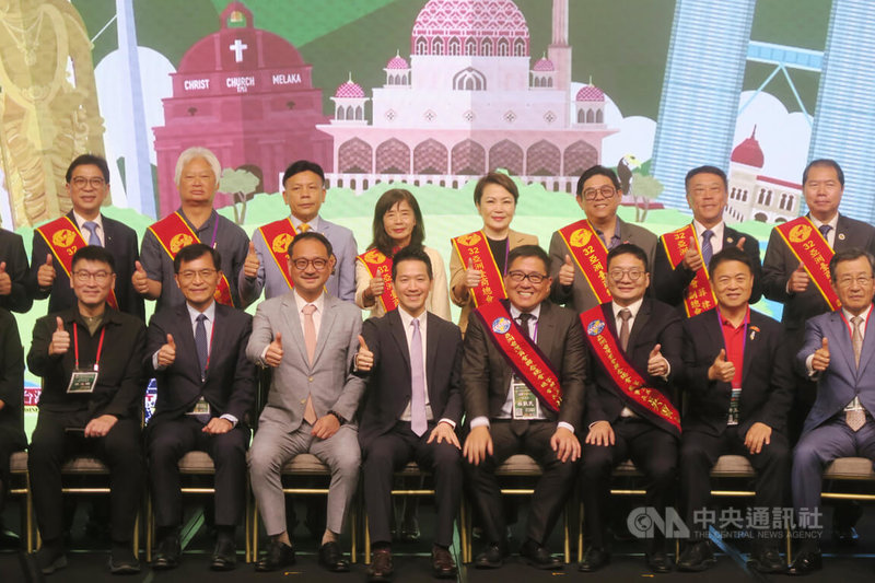 亞洲台灣商會聯合總會17日舉行理監事會議開幕典禮,總統府副秘書長何志偉(前左4)、僑委會副委員長阮昭雄(前左3)等人應邀出席。中央社記者吳書緯攝 114年7月17日