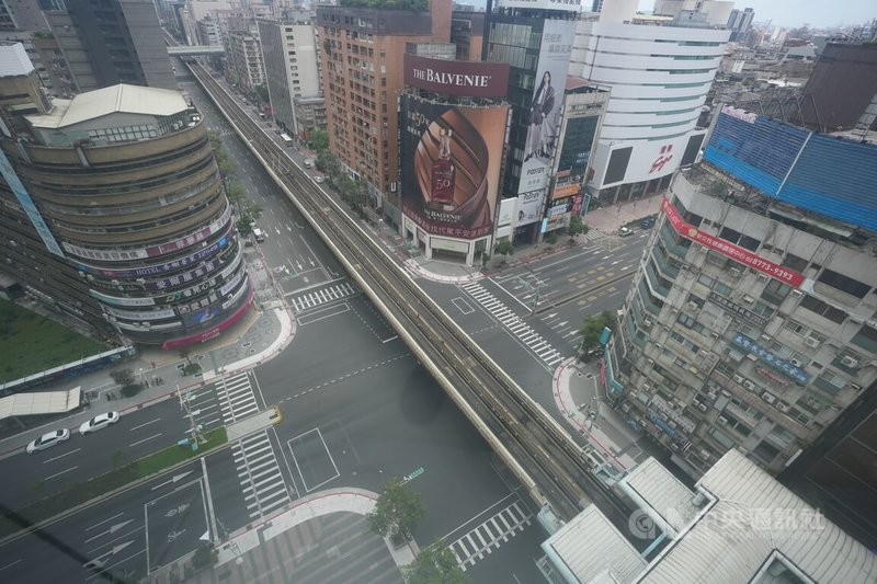 2025城鎮韌性防空演習17日下午在台北市登場,實施30分鐘警報發放、疏散避難、交通及其他必要管制。台北市忠孝東路與復興南路口街道淨空。中央社記者徐肇昌攝 114年7月17日