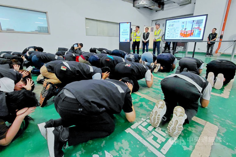 桃園國際機場公司17日下午配合2025城鎮韌性（防空）演習，進行警報傳遞與發放、疏散避難及交通管制等項目，機場公司員工移動至第2航廈地下室，依指定動作進行跪姿掩護。中央社記者吳睿騏桃園機場攝　114年7月17日