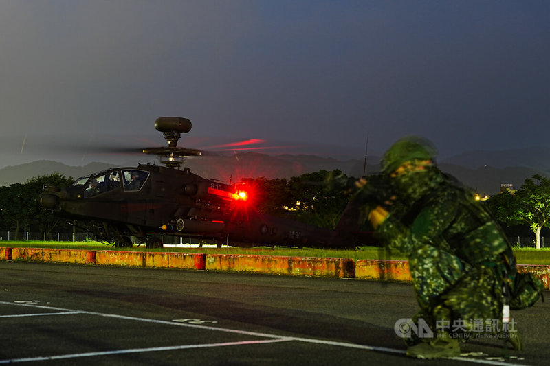 AH-64E阿帕契攻擊直升機17日晚間實施夜間熱加油及掛彈訓練,圖為阿帕契準備離場。中央社記者游凱翔攝 114年7月17日