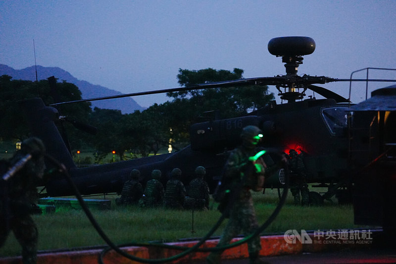 AH-64E阿帕契攻擊直升機17日晚間實施夜間熱加油及掛彈訓練,圖為官兵演練熱加油作業。中央社記者游凱翔攝 114年7月17日