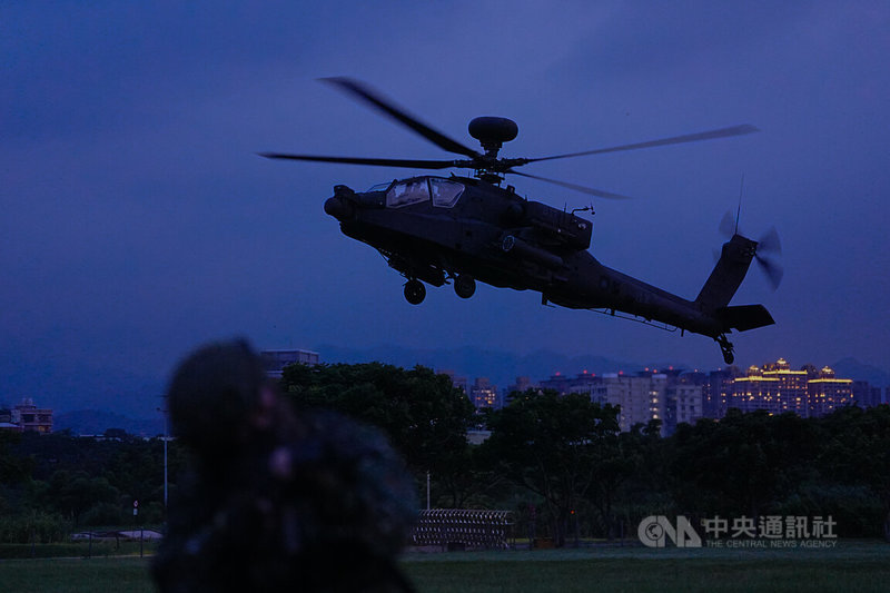 AH-64E阿帕契攻擊直升機17日晚間實施夜間熱加油及掛彈訓練，為確保隱匿性，進場及離場時均關閉落地燈及飛航指示燈。中央社記者游凱翔攝　114年7月17日