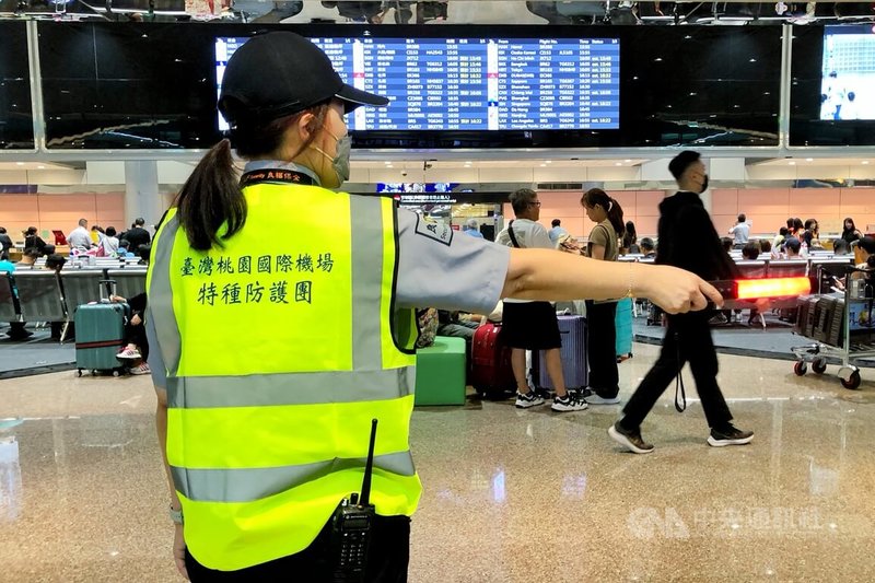 桃園國際機場17日下午配合進行2025城鎮韌性(防空)演習,機場公司表示,演習首次加入旅客演練部分,入境旅客循廣播及特種防護團人員指引疏散避難。中央社記者吳睿騏桃園機場攝 114年7月17日