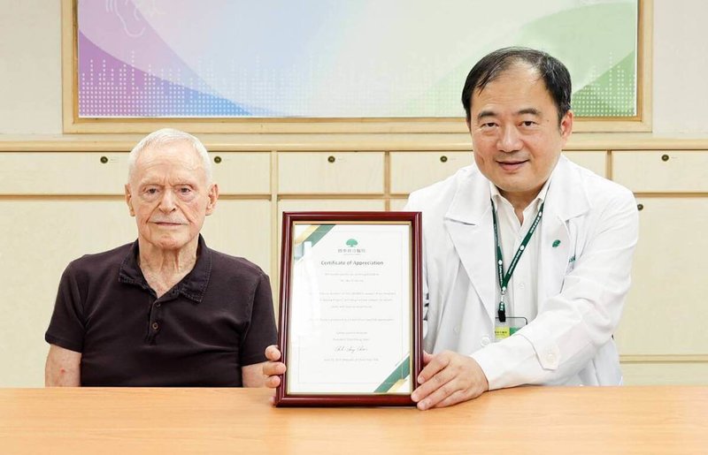 長期在台居住的美籍長者哈維（Ben D. Harvey）（左）捐贈18萬美元（約新台幣500餘萬元）支持國泰醫院耳鼻喉科成人電子耳植入計畫，盼透過實際行動回饋台灣。（國泰醫院提供）中央社記者陳婕翎傳真  114年7月17日