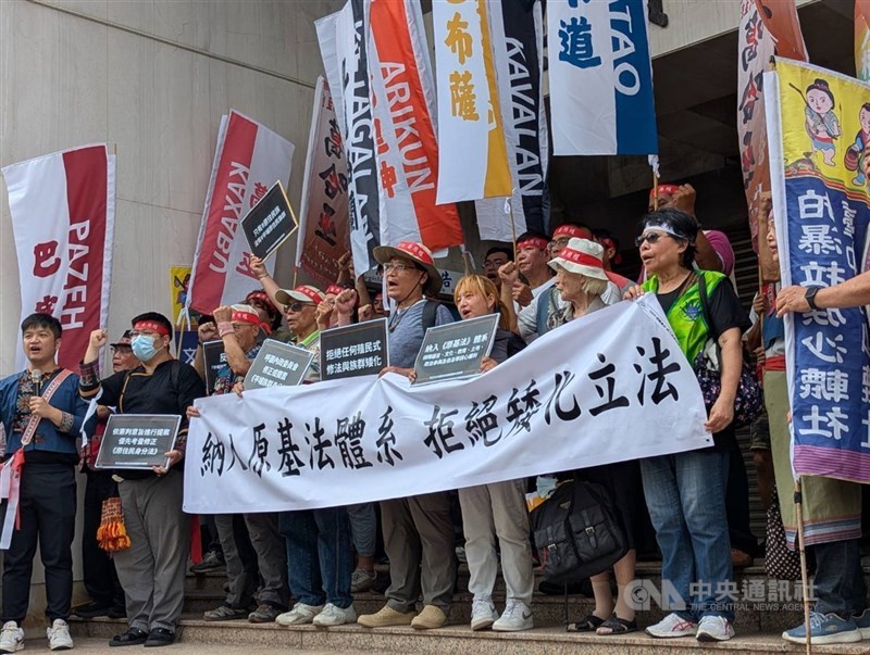 圖為原團5月21日指平埔族群身分草案違背平等、轉型正義。（中央社檔案照片）