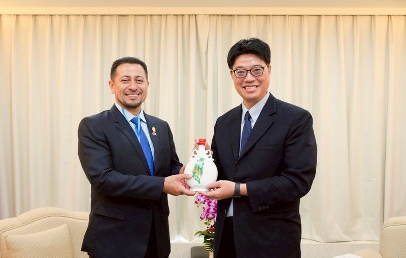 陸委會主委邱垂正15日上午接待瓜地馬拉共和國國會議長羅慕斯(Nery Abilio Ramos y Ramos)訪團。圖為邱垂正(右)與羅慕斯(左)。邱垂正表示,盼理念相近國家深化安全合作,維護和平穩定。(陸委會提供)中央社記者呂佳蓉傳真 114年7月17日