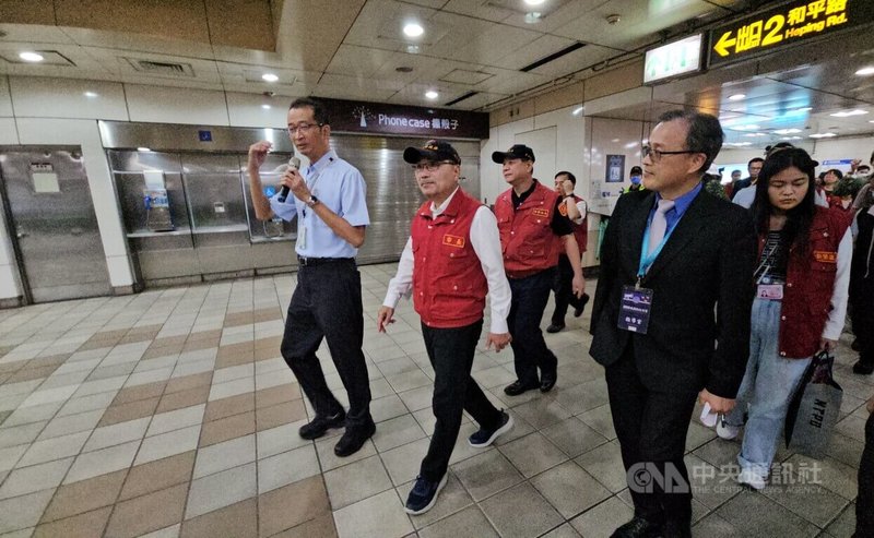 新北市城鎮韌性防空演習17日舉行,市長侯友宜(前中)視導捷運土城站疏散避難演練情形。中央社記者王鴻國攝 114年7月17日