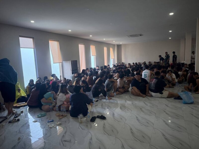 柬埔寨警方16日突襲網路詐騙園區逮捕上千嫌犯。（圖取自facebook.com/cambodiapolice）