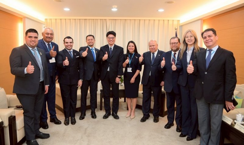 陸委會主委邱垂正(左5)15日上午接待瓜地馬拉共和國國會議長羅慕斯(Nery Abilio Ramos y Ramos,左4)訪團。(陸委會提供)中央社記者呂佳蓉傳真 114年7月17日
