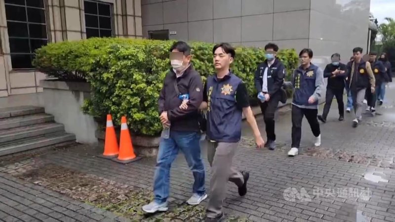 以45歲李姓男子(前左)為首的犯罪集團利用旗下非法第3方支付公司和電商平台申請虛擬帳號,並串接博弈集團網站供賭客儲值下注,刑事局獲報後長期蒐證布線,逮獲5嫌送辦。(翻攝照片)中央社記者黃麗芸傳真 114年7月17日