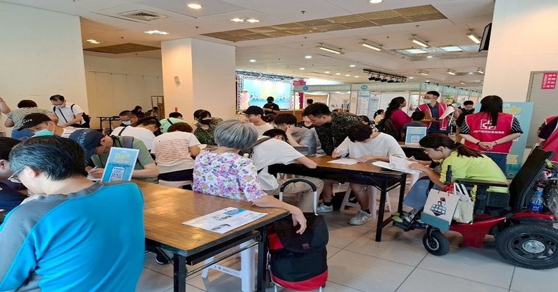新北市就業服務處17日在三重綜合體育館舉辦就業博覽會，53家知名廠商設攤釋出逾1900個工作機會，吸引上千人到場找工作。（新北市勞工局提供）中央社記者王鴻國傳真  114年7月17日