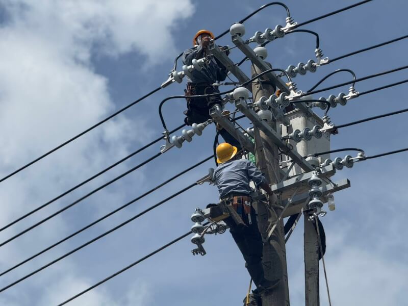 颱風丹娜絲造成嘉義縣大停電,台電人員13日頂著烈日,在沿海地區全力搶修電桿。(台電提供)