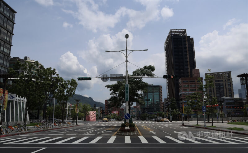 北市松山路淨空、車輛疏散。中央社記者張新偉攝 114年7月17日