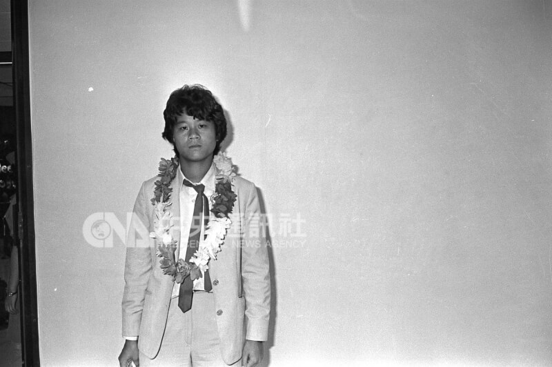 木蘭女子足球隊1981年參加國際女子足球邀請賽後凱旋返國,球員周台英(圖)拍照紀念。(中央社檔案照片)