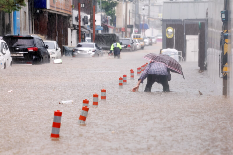 韓國17日降下暴雨,光州市南區街道被淹沒。(韓聯社)