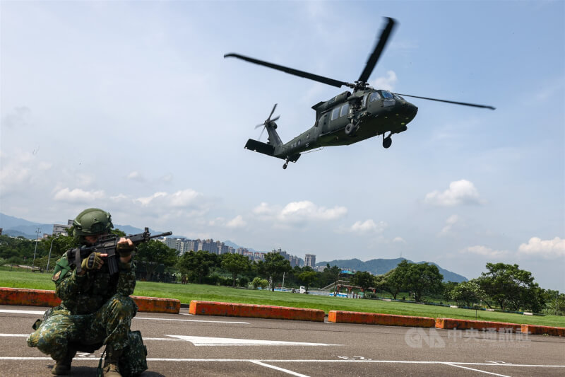 黑鷹直升機完成油彈整補後起飛。中央社記者王騰毅攝 114年7月17日