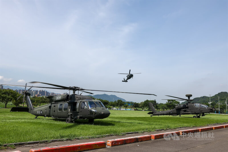 UH-60黑鷹直升機與AH-64E阿帕契攻擊直升機依序在空曠處降落。中央社記者王騰毅攝 114年7月17日