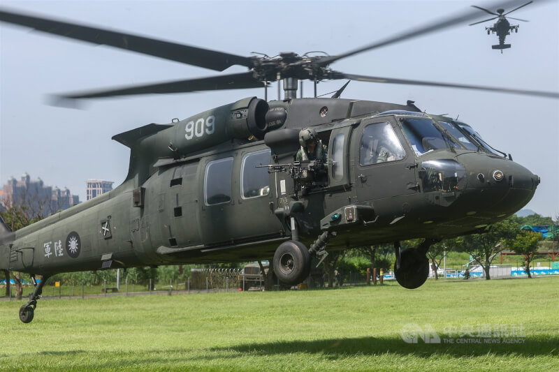 陸軍航空601旅17日在新北市樹林區執行陸航直升機油彈再整補作業,UH-60黑鷹直升機在空曠處降落。中央社記者王騰毅攝 114年7月17日