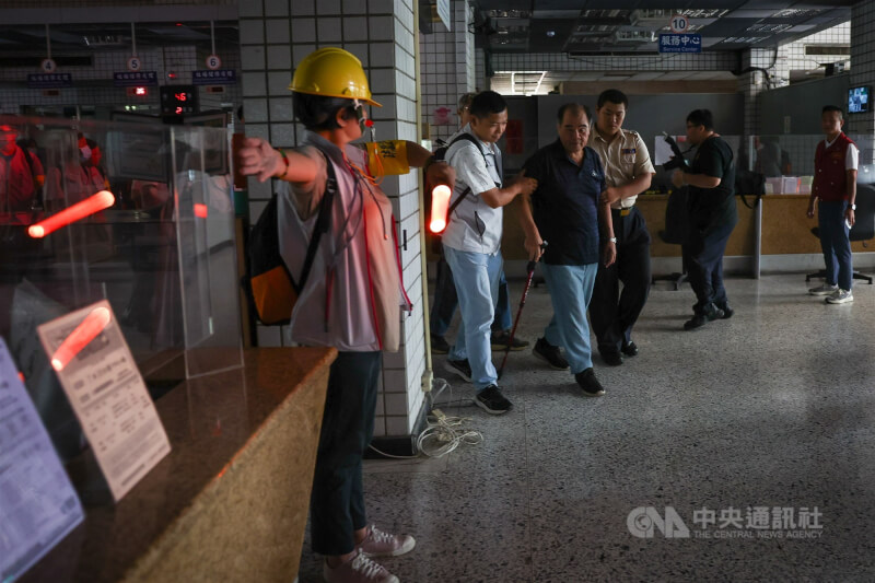 警報響起後,土城區公所內工作人員協助引導民眾前往避難處。中央社記者王騰毅攝 114年7月17日