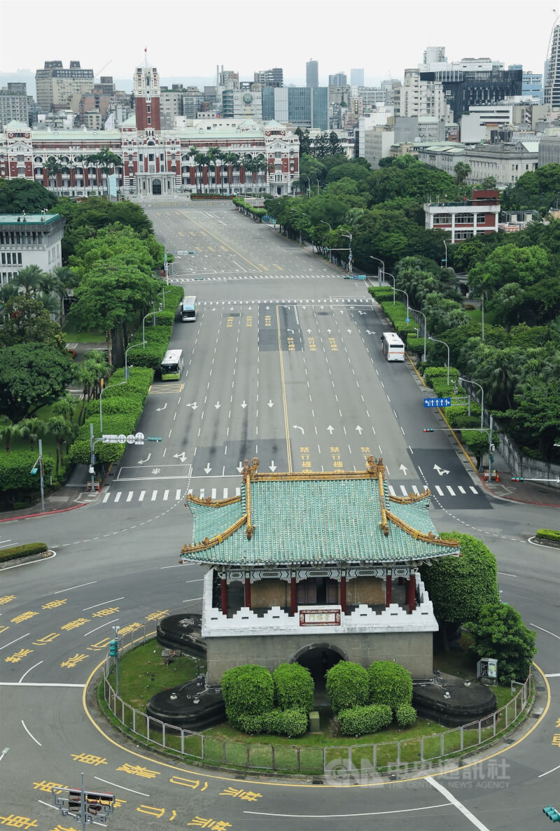 圖為台北市區配合演習街道淨空無人車。中央社記者趙世勳攝 114年7月17日