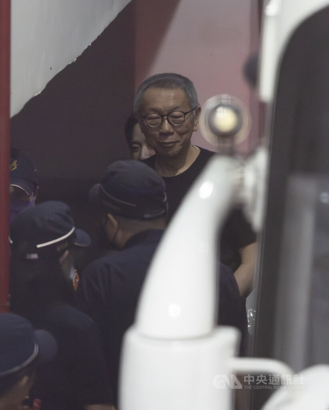 台北地方法院17日上午審理京華城案,並提訊在押的前台北市長柯文哲(後中)到庭,由法警陪同步入法院。中央社記者趙世勳攝 114年7月17日
