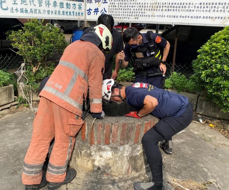 一名年約70歲婦人日前在新竹市東大路3段某井邊休息，因突然暈眩意外墜井，被3名學生發現後通報救援，警消到場後順利將婦人救出送醫。（新竹市消防局提供）中央社記者郭宣彣傳真  114年7月17日