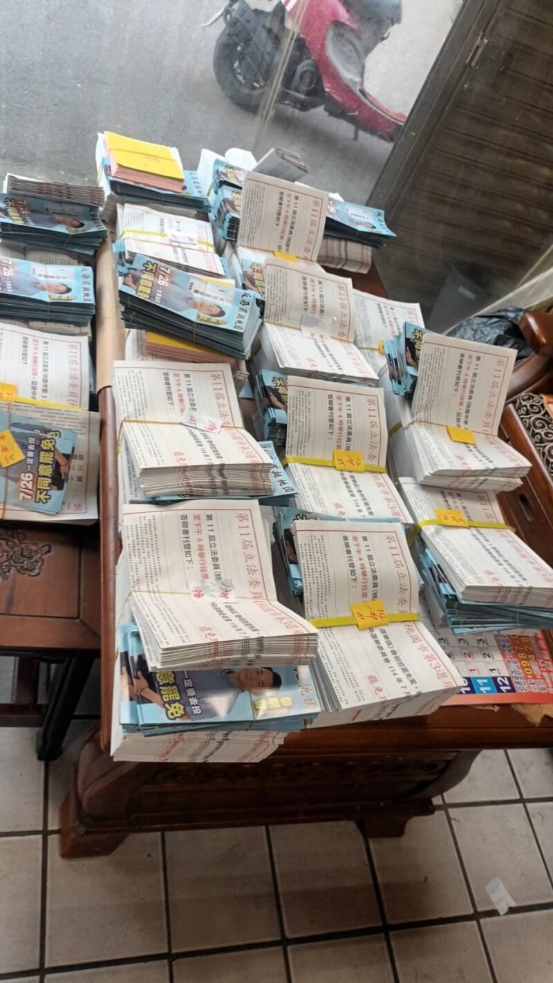 桃園市中壢區有罷免公告夾帶「不同意罷免」文宣。(圖取自王義川Threads網頁threads.com/@ycwangriver1)