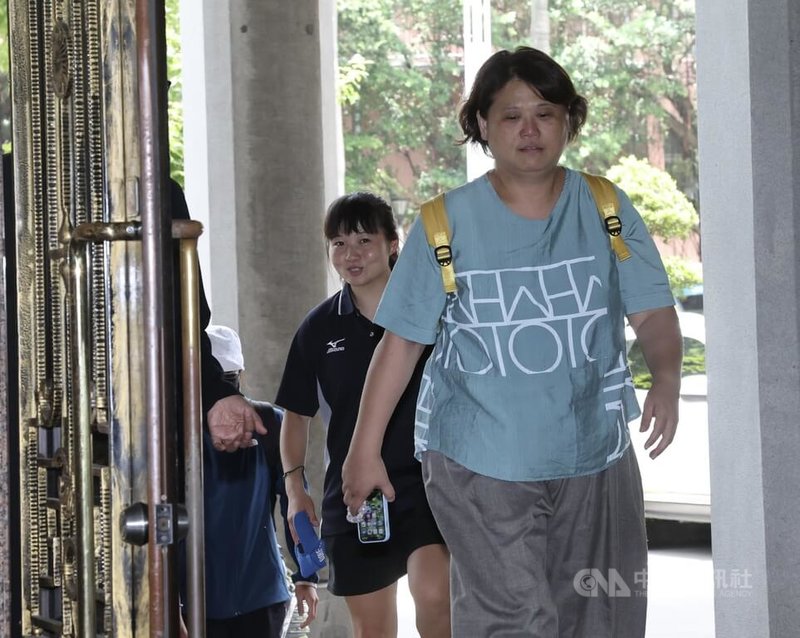 台師大女足抽血案吹哨者簡奇陞(後)等受害學生17日前往教育部,與政務次長張廖萬堅見面。中央社記者張皓安攝 114年7月17日
