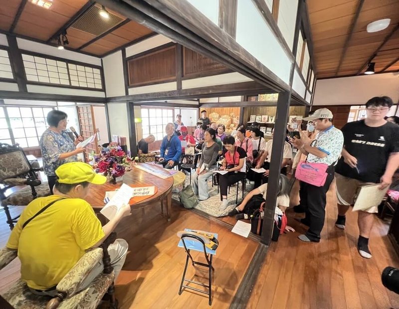 一群原台南市眷村戶17日走訪南區原是眷村的水交社文化園區，彼此再以眷村老照片說著當年生活點滴和故事，走讀記憶。（台南市政府提供）中央社記者張榮祥台南傳真　114年7月17日
