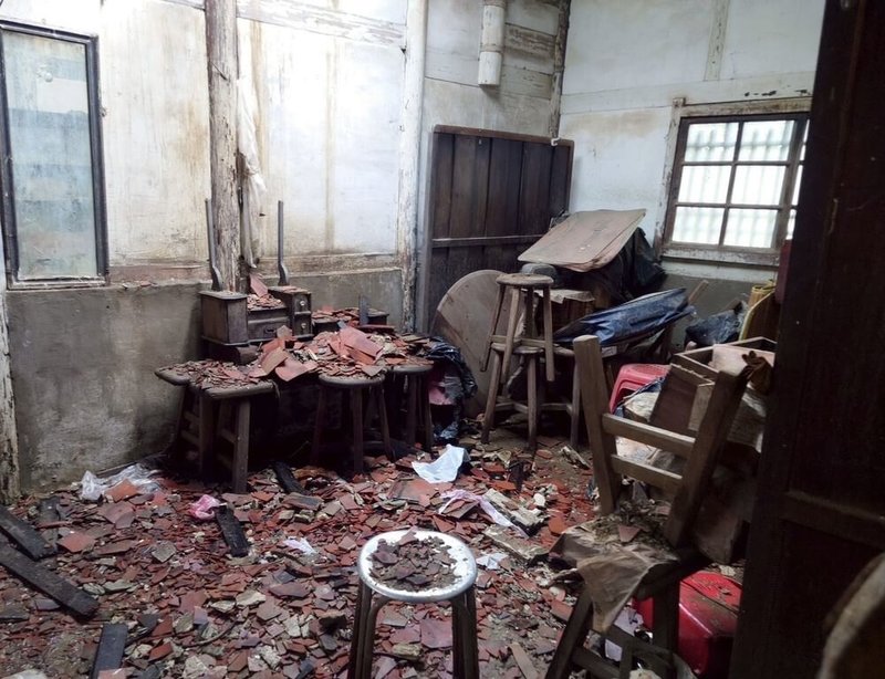 颱風丹娜絲襲擊造成嘉義縣歷史建築六腳陳港宅第屋頂塌陷，內部零亂，全是破碎的瓦片。（嘉義縣文觀局提供）中央社記者蔡智明傳真  114年7月18日