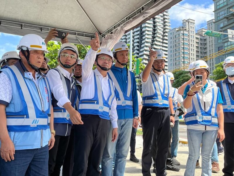 新北市秘書長邱敬斌遭指疑動員專業公會參與反罷免活動，新北市長侯友宜（前左3）18日視察淡海輕軌2期先期工程時受訪時呼籲，不要老是惡意抹黑、造謠，惡意造謠會傷害認真努力的公務體系。（新北市政府捷運工程局提供）中央社記者趙敏雅傳真  114年7月18日