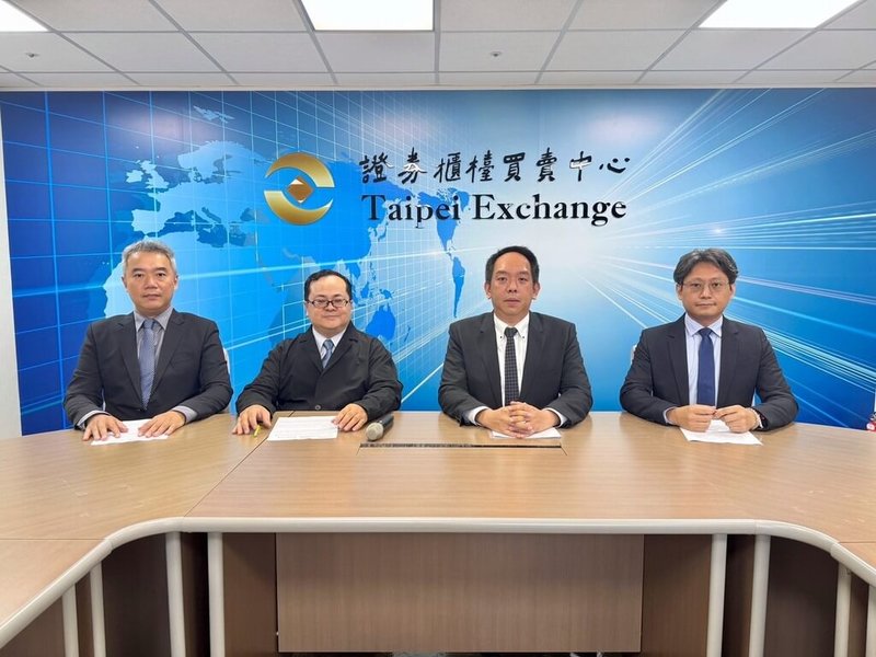 北基與三地能源18日召開重訊記者會,宣布組織重組,新設立子公司「嘉佑能源」整合旗下儲能事業,左起為北基副理劉佳寧、北基財務部副總經理韓佳憲、三地能源總經理趙家緯和三地能源財務長吳志偉。(北基提供)中央社記者曾仁凱傳真 114年7月18日