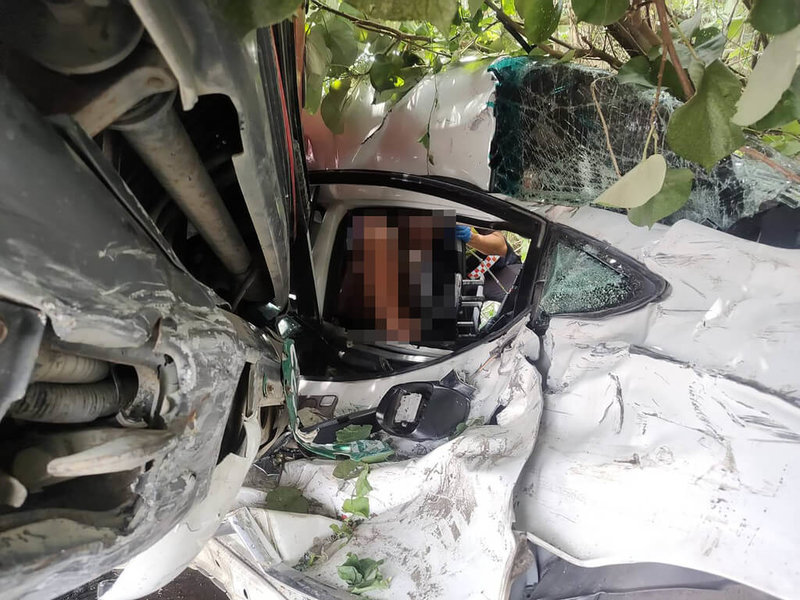彰化縣線西鄉18日中午1輛預拌混凝土車與1輛自小客車發生碰撞,消防人員趕赴現場時,2車駕駛皆已自行脫困、受傷送醫,坐在自小客車副駕駛座的男子意識清楚但遭車體夾困。(民眾提供)中央社記者鄭維真傳真 114年7月18日