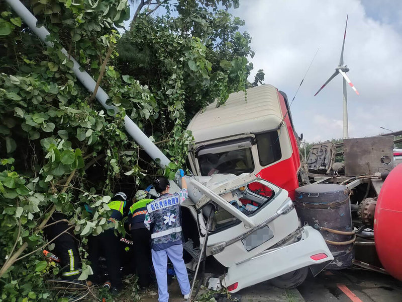 1輛預拌混凝土車與1輛自小客車18日中午於彰化縣線西鄉慶安南一路與彰濱路路口發生車禍,因自小客車車體嚴重變形,消防人員使用破壞器材破壞車體,協助副駕駛座男子脫困。(民眾提供)中央社記者鄭維真傳真 114年7月18日