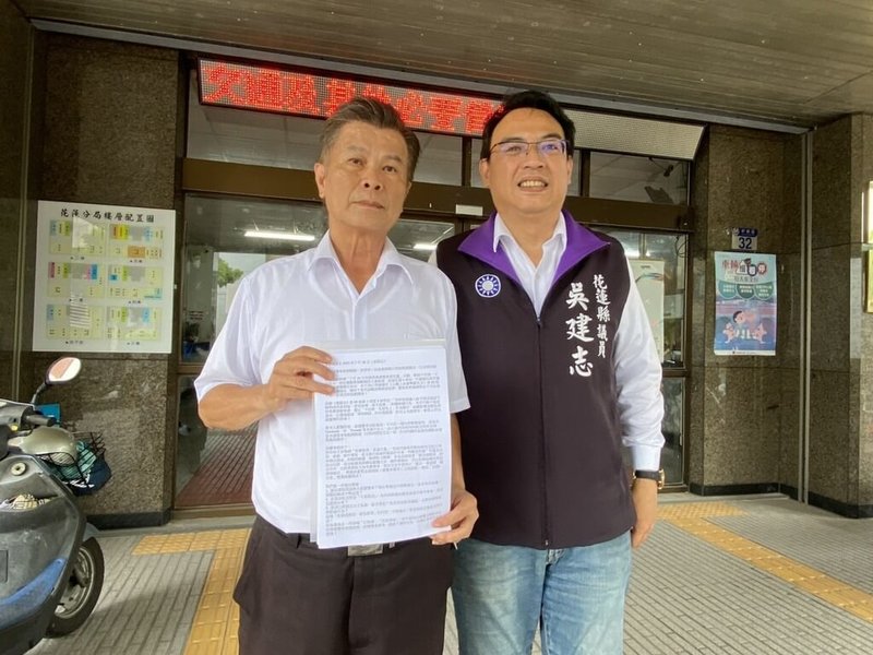 首波立委罷免投票26日舉行,國民黨花蓮縣黨部告發網路熱傳「7月25日免費搭遊覽車返花蓮」活動涉違選罷法,國民黨花蓮縣黨部主委盧新榮(左)與花蓮縣議會國民黨團總召吳建志(右)18日前往花蓮警分局報案。(國民黨花蓮縣黨部提供)中央社記者張祈傳真 114年7月18日