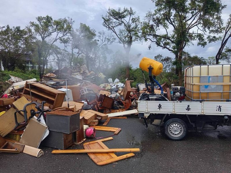 颱風丹娜絲重創台南,台南市政府18日宣布啟動受災11個行政區災害救助單一窗口,災後清理復原也持續進行。(台南市政府提供)中央社記者張榮祥台南傳真 114年7月18日