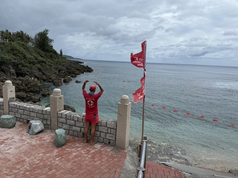 中央氣象署發布颱風薇帕海警，墾丁國家公園管理處18日中午封閉墾丁所有沙灘，禁止進入，也呼籲遊客不要靠近觀浪，以維護自身安全。（墾管處提供）中央社記者李卉婷傳真  114年7月18日