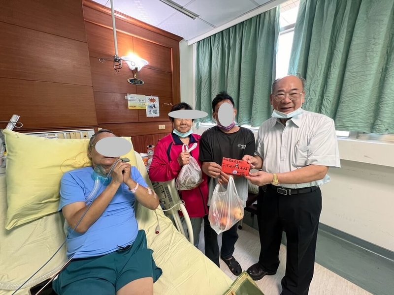 曾因毒品、強盜案服刑13年的黃姓男子（右2）出獄後，在高雄青年夜市擺攤販售愛玉冰和薯片。黃男父親日前昏迷倒地，至今行動不便，台灣更生保護會高雄分會主委陳義成（右1）前往探視。（台灣更生保護會高雄分會提供）中央社記者洪學廣傳真  114年7月18日