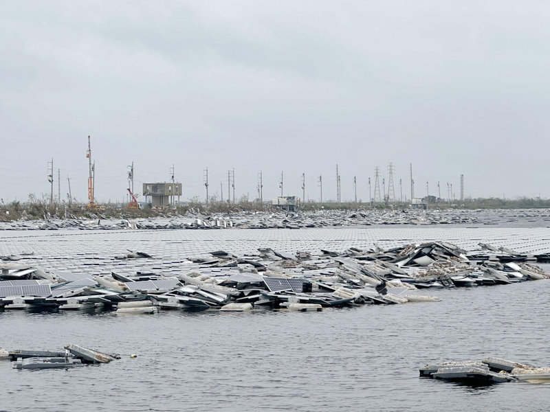 颱風丹娜絲重創嘉義縣多處設置在滯洪池水面的大型光電案場,約有4成太陽能板毀損,縣府18日表示,已要求業者在2週內清除受損太陽能板。(蔡易餘提供)中央社記者蔡智明傳真 114年7月18日