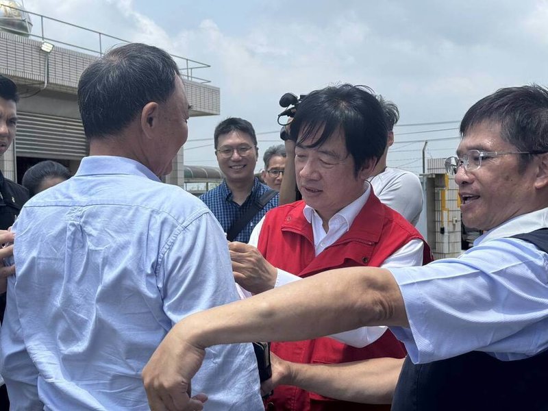 颱風丹娜絲重創嘉義沿海地區,嚴重影響電力供應,經台電日夜搶修,目前復電率已達99.9%。總統賴清德(前中)18日中午到義竹鄉慰勞台電人員,在搶修人員工作服上簽名留念。(台電提供)中央社記者蔡智明傳真 114年7月18日