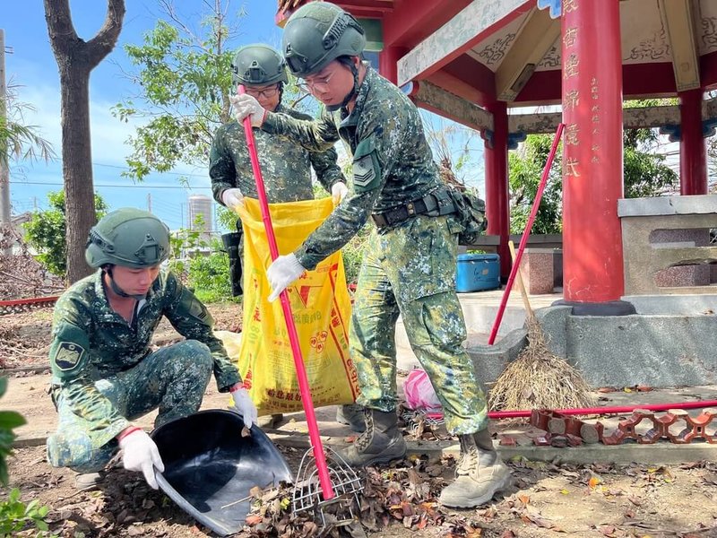 國軍第四作戰區部隊18日協助南部地區市容環境整潔。(第四作戰區提供)中央社記者吳書緯傳真 114年7月18日
