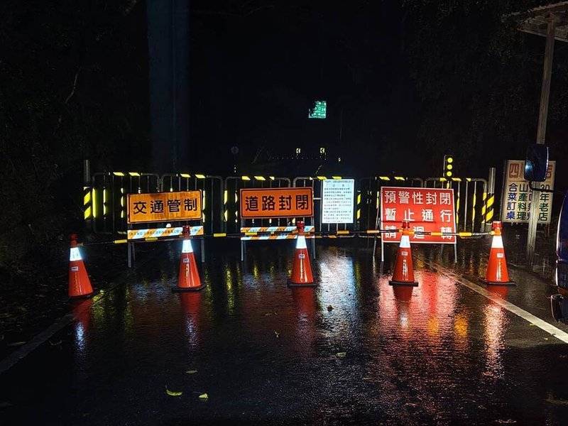 受颱風薇帕影響,中央氣象署預測台東山區可能發生大豪雨至超大豪雨,南橫公路台20線149.1公里處至180公里處向陽至霧鹿路段自18日晚間10時起預警性封閉。(公路局南區養護工程分局提供)中央社記者張祈傳真 114年7月18日