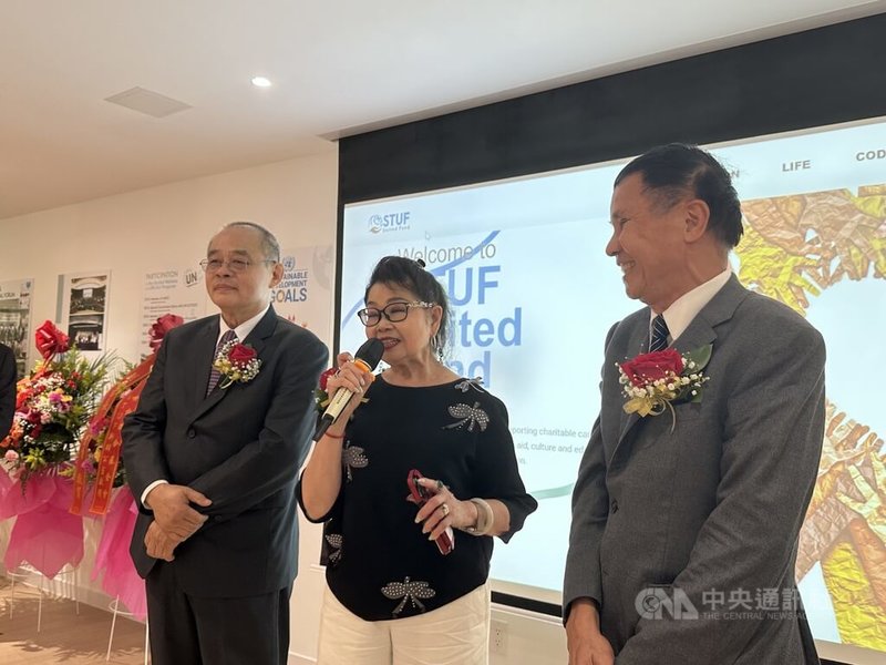 世台聯合基金會董事兼執行長林鋕銘(左起)、副董事長林貴香、董事長陳秋貴,出席全球總部開幕活動。中央社記者廖漢原紐約攝 114年7月18日