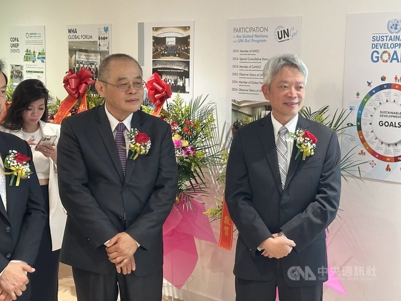 世台聯合基金會董事兼執行長林鋕銘(左)與駐紐約辦事處長李志強,出席世台全球總部開幕。中央社記者廖漢原紐約攝 114年7月18日