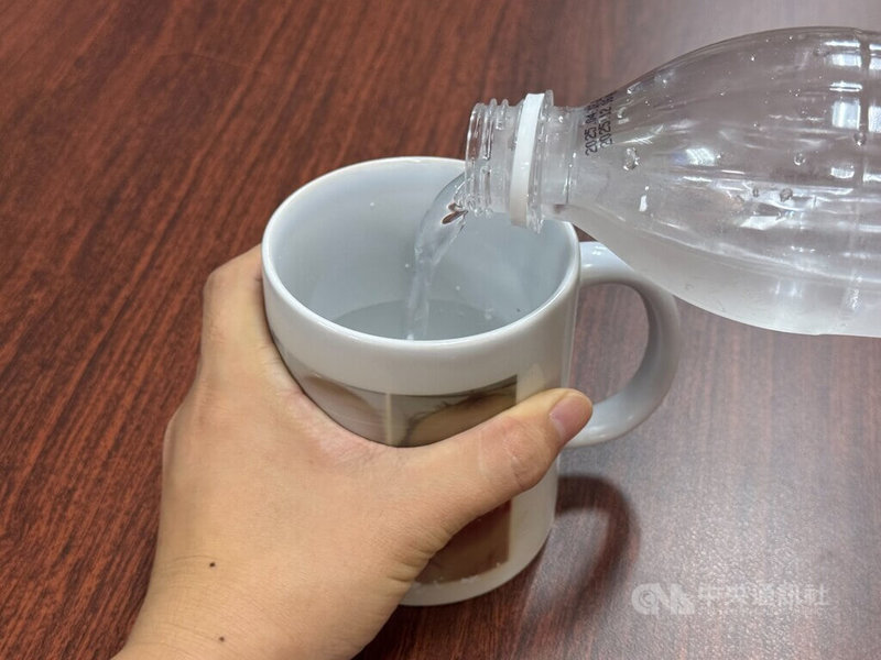 天氣炎熱,大甲李綜合醫院腎臟科主治醫師陳采峯提醒民眾,一定要記得隨時補充水分,即使待在冷氣房內也別忘了喝水。中央社記者趙麗妍攝 114年7月18日