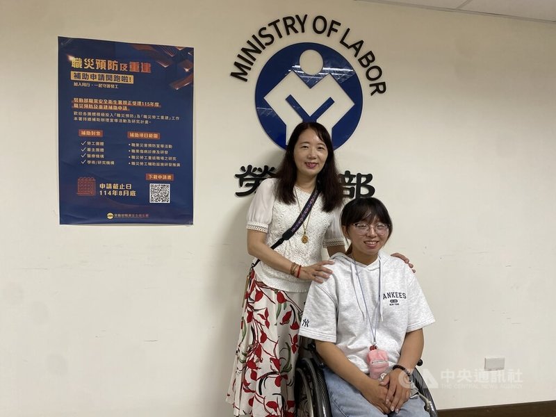 職災勞工連映媞（前）19歲上班通勤時不慎遭遇車禍導致半身不遂，在經過桃園市私立脊髓損傷潛能發展中心訓練後，不僅學會生活自理，後續更成為訓練輔導員，運用自身經驗等來協助更多傷友自立。中央社記者吳欣紜攝  114年7月18日
