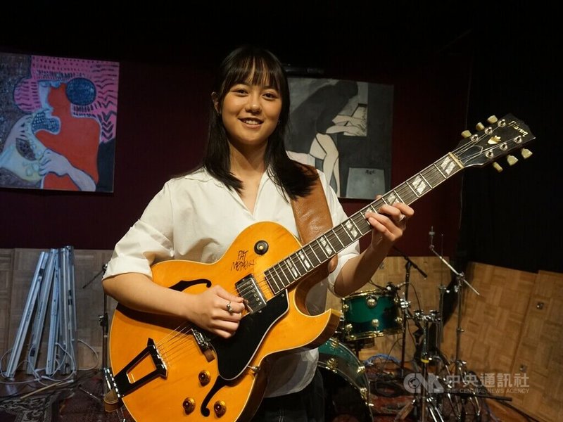 台灣歌手陳芃瑄(圖)身兼主唱與吉他手,在加州的爵士樂現場演出,受到美國主流媒體注意。中央社記者林宏翰洛杉磯攝 114年7月18日